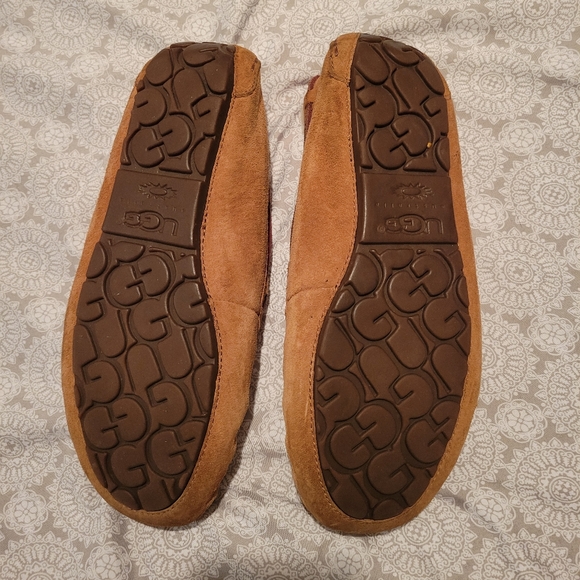 UGG Slippers size 8 - Picture 7 of 8